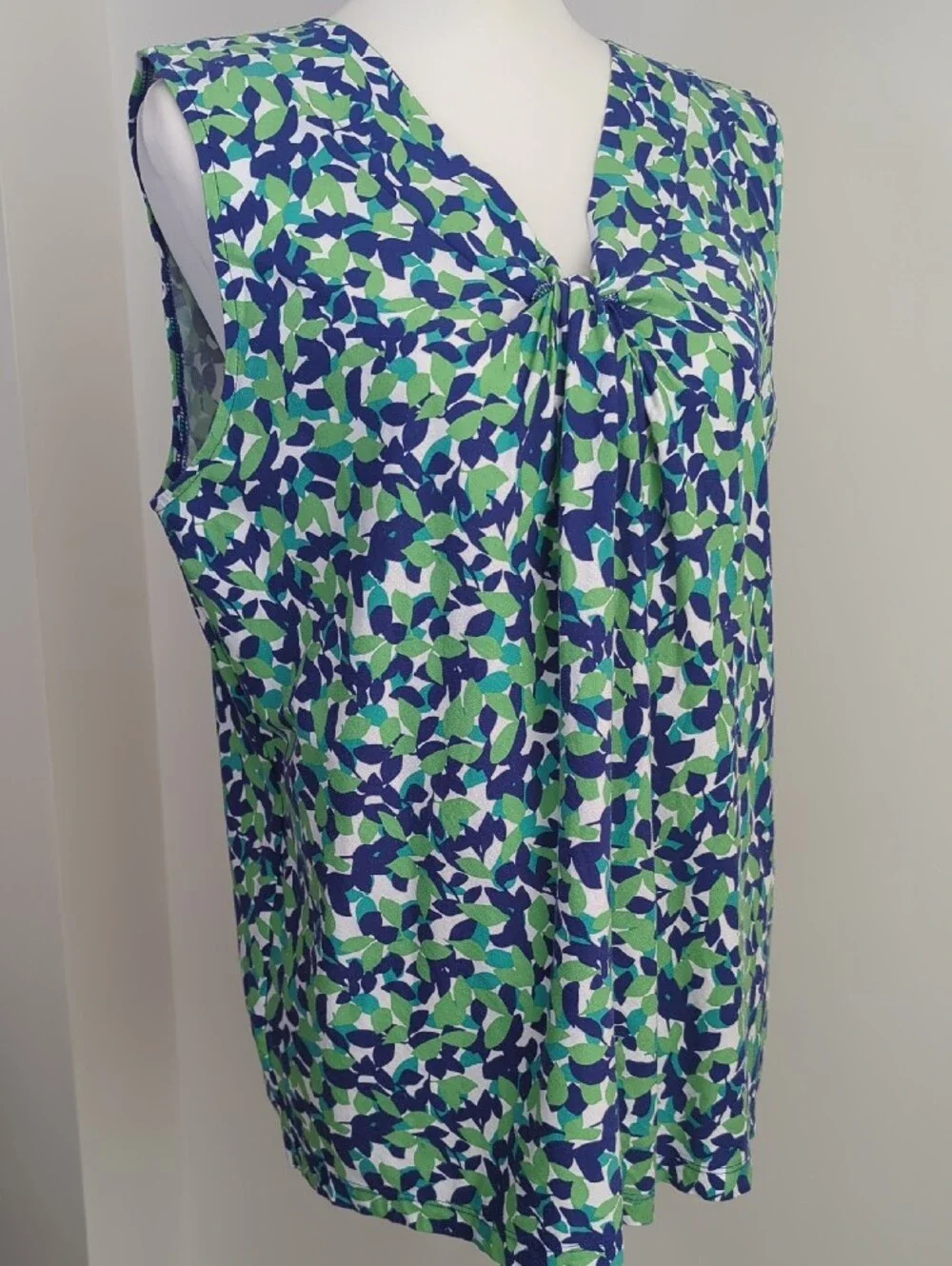 Talbots Twist Front Sleeveless V-Neck Blouse Green Blue Confetti Leaf LARGE